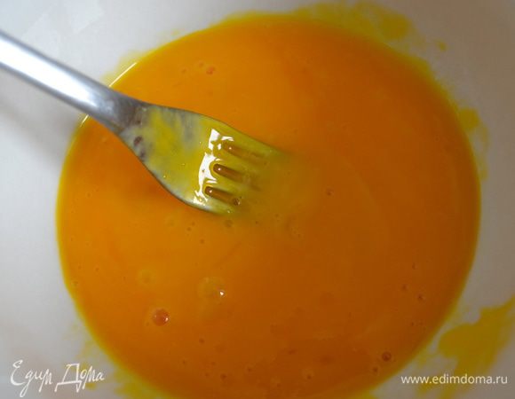 Отделить желтки от белков. Желтки размешать слегка вилкой... 