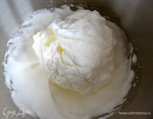Отдельно взбить в крепкую пену белки.