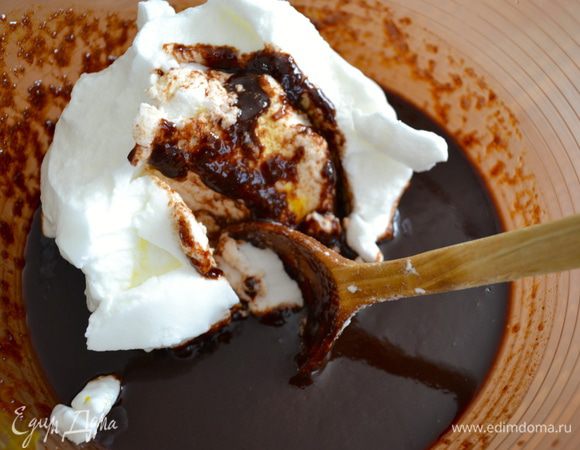 И ввести осторожно в шоколадную смесь.