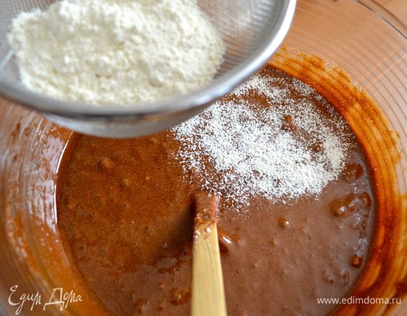 В конце добавить просеянную муку с щепоткой соли. Как следует все еще раз размешать.