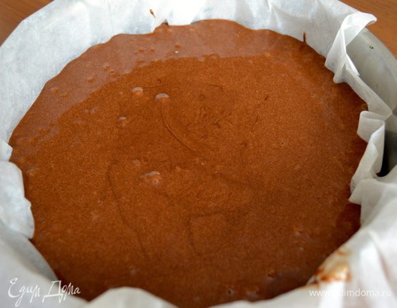 Форму для выпечки застелить пекарской бумагой (или смазать маслом и присыпать мукой) и вылить в нее получившееся достаточно жидкое тесто. Поставить выпекаться в заранее разогретую до 180 С духовку примерно на 20 минут. Готовность пирога проверить деревянной шпажкой.      