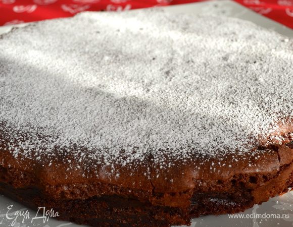 Готовый пирог остудить, очень осторожно переложить на сервировочное блюдо и покрыть сахарной пудрой или какао-порошком. Будьте осторожны! Пирог очень нежный и хрупкий!... Если все-таки он у Вас поломается, разрежьте его сразу на порционные кусочки и подавайте в разрезанном виде. )) 