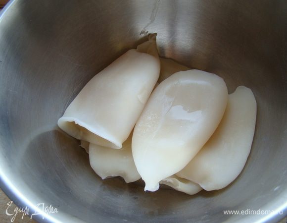 Кальмары отварить (после закипания около 5 минут) в соленой воде, очистить