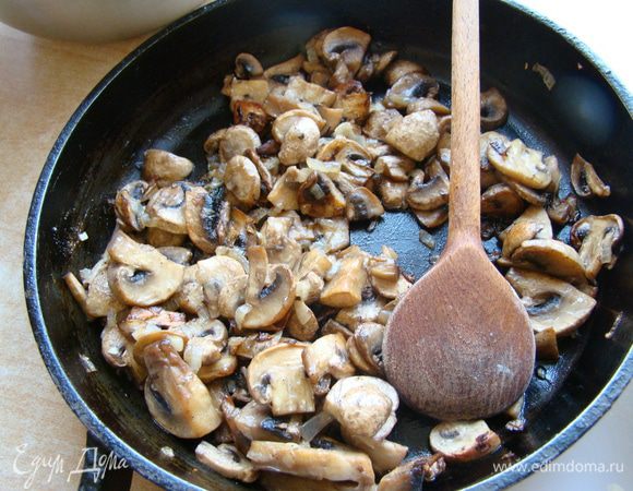 Грибы и лук мелко нарезать, обжарить на растительном масле