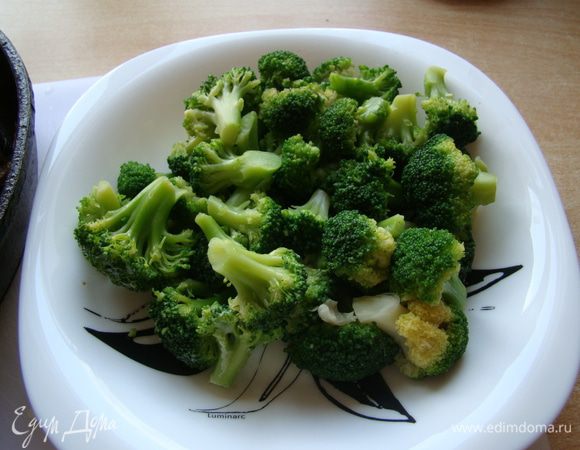 Брокколи "окунуть" в кипяток на 3 минуты.