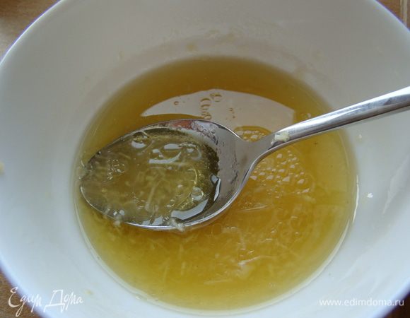 Маринад для 6 средних кальмаров: 0,5 ст.л. меда, 2 зубчика чеснока, 2 ст.л. оливкового масла, 1,5 ст.л лимонного сока. Все перемешать, полить кальмары, оставить минут на 15.