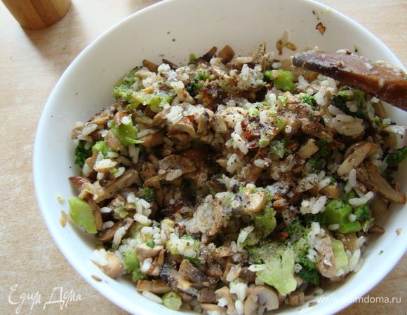 Мелко нарезать брокколи, грибы, поперчить, посолить и соединить с рисом и сырым яйцом.