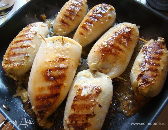 Нафаршировать кальмары, закрепите зубочистками при необходимости. Жарить на хорошо разогретой сковороде-гриль со всех сторон до появления золотистой корочки, периодически поливая маринадом 