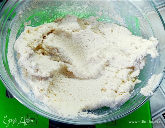 Заранее смешиваем манную крупу и сметану. И ставим в холодильник на минут 30 - 40. (По виду похоже на творог)
Также замачиваем курагу.