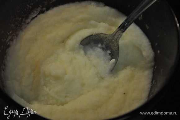 Картофель отварить и растолочь, добавить сырое яйцо, посолить и поперчить.