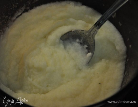 Картофель отварить и растолочь, добавить сырое яйцо, посолить и поперчить.
