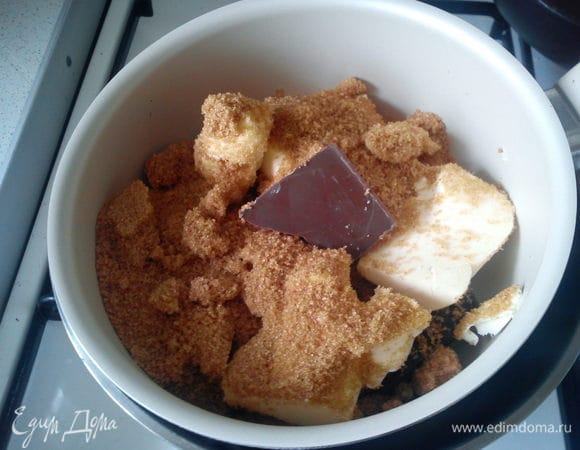 Смешать масло, шоколад и сахар. 