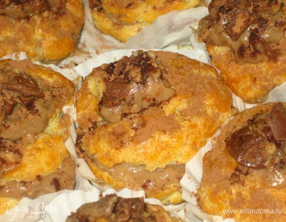 Сборка:

Разрезать профитроли напополам, наполнить кремом. Сверху положить немного крема, поломанную конфету или шоколад - при желании и посыпать какао.