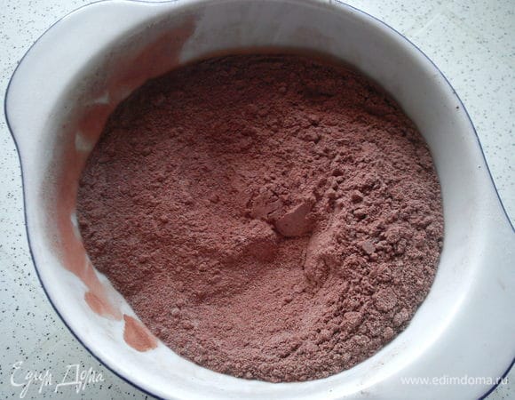 Смешать сухие ингридиенты и добавить к слегка остывшей массе.