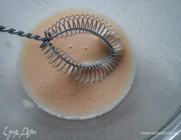 Немного размешать яйца, не взбивать, добавить к тесту.