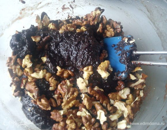 Всыпать орехи ( у меня не было миндаля, заменила на грецкий орех), которые можно немного подробить