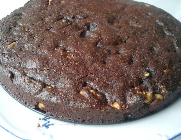 Вынуть пирог из духовки, дать немного постоять и выложить на блюдо.