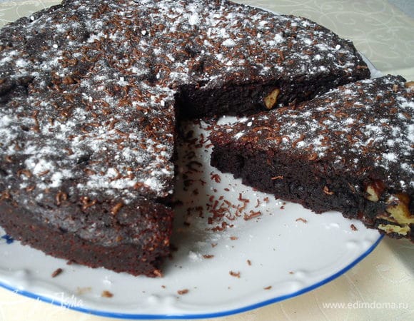 Слегка теплый пирог я посыпала сахарной пудрой и тертым шоколадом. Шоколад слегка подтаял и получилось вкусно и красиво.