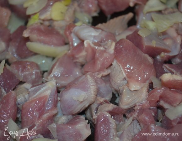 Добавляем мясо и обжариваем все вместе 5-7 минут.