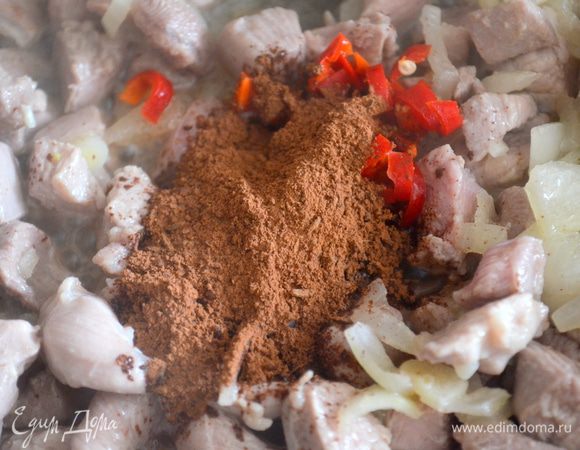 Добавляем к мясу специи и чили, перемешиваем. Солим. 