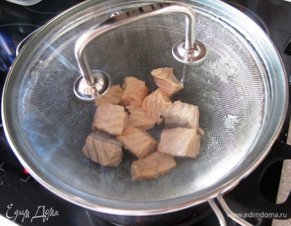 Филе лосося режем на кусочки и готовим на пару. Если у вас нет пароварки: наливаем в кастрюлю воду, доводим до кипения, сверху на кастрюлю кладем друшлак, так чтобы он не касался воды и накрываем крышкой.