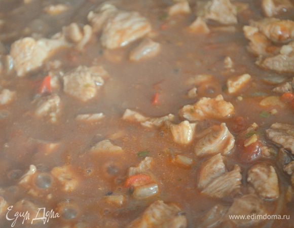 Добавляем томаты, перемешиваем и тушим на слабом огне примерно 15 минут... мясо должно стать очень мягким, нежным и пропитаться всеми ароматами и соками. 