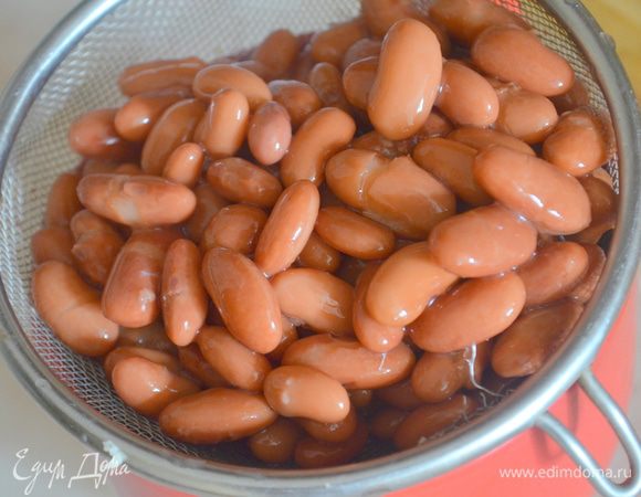 С фасоли слить жидкость.