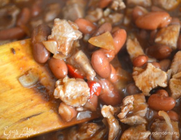 Добавить к мясу, перемешать и тушить еще 10 минут. Все! Соус готов. 