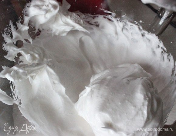 Взбить белки с оставшимся сахаром до пягких пик.