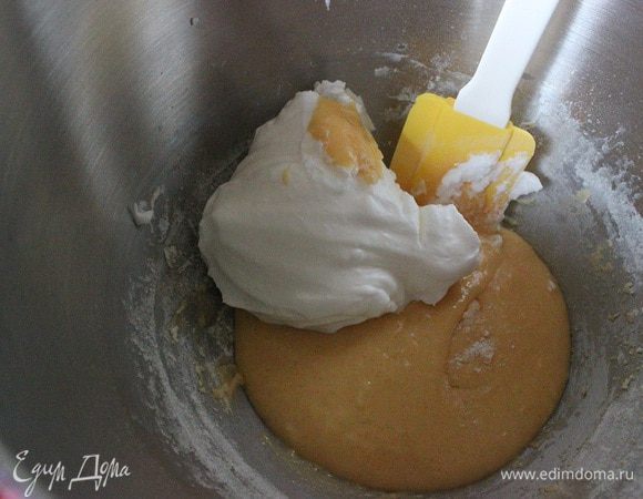 Добавить мучную смесь к желткам. Взбить до объединения.