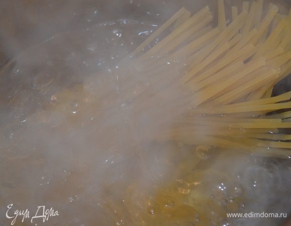 Пока соус настаивается быстро варим пасту.