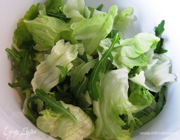 Листочки руколы и айсберга хорошенько промываем, сушим.