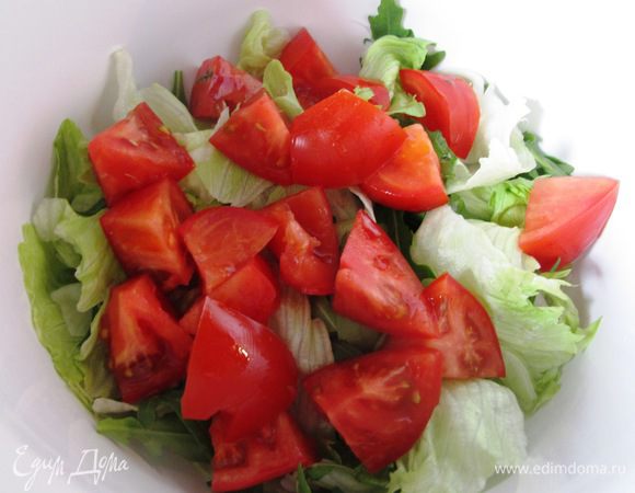 Помидоры черри режем пополам, если большие — кусочками.