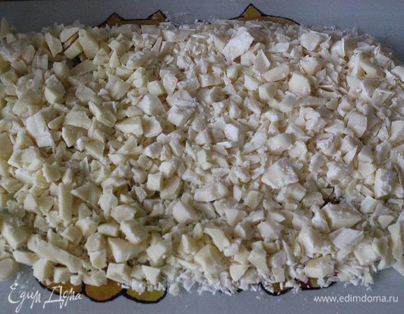 Мусс из белого шоколада:
Замочить желатин в холодной воде.
Шоколад порубить в мелкую крошку.