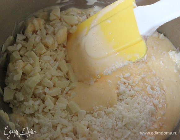 Снять с огня,  добавить желатин и белый шоколад. Перемешать до объединения.  Дать остыть до комнатной температуры.