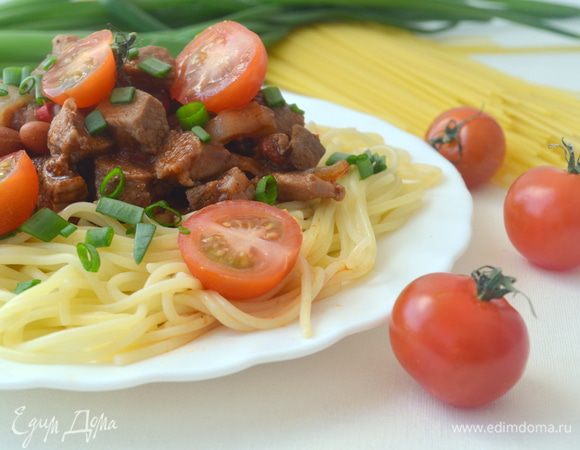 На тарелку выложить пасту, в центр соус, посыпать луком и тертым сыром. 