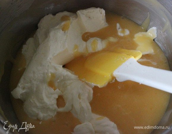 230 г сливок взбить до мягких пик,  добавить к шоколадной массе. Аккуратно перемешать.