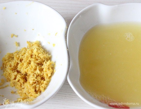 Лимонный мусс:
Смешать цедру, лимонный сок, воду и желатин. 
Дать желатину набухнуть.
Желтки взбить.