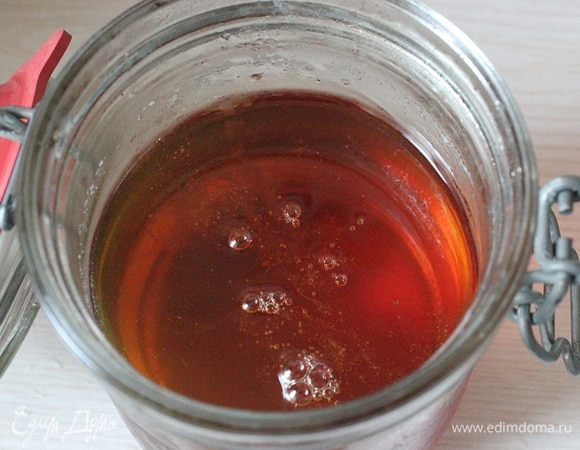 Кукурузный сироп довести до кипения, тоненькой струйкой влить на взбивающиеся желтки.
(опережая вопросы, скажу сразу, чем заменить его не знаю, возможно сахарным сиропом, но до какой t  уваривать не знаю. Кукурузный варю  сама)