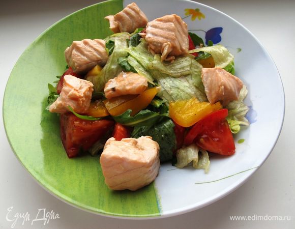 Салатные листья, помидоры и перец заправляем оливковым маслом, бальзамическим уксусом, солим, перчим. Раскладываем по тарелкам, аккуратно выкладываем сверху кусочки лосося и посыпаем кедровыми орешками. Все! Приятного аппетита!