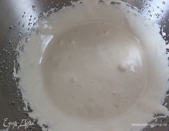 Взбивать пока масса не станет светлой и объемной.
Сливки взбить до мягких пик.
Желатиновую смесь добавить к взбитым желтками, аккуратно перемешать.