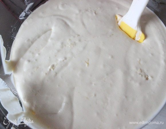 Желатиновую смесь добавить к взбитым желтками, аккуратно перемешать.