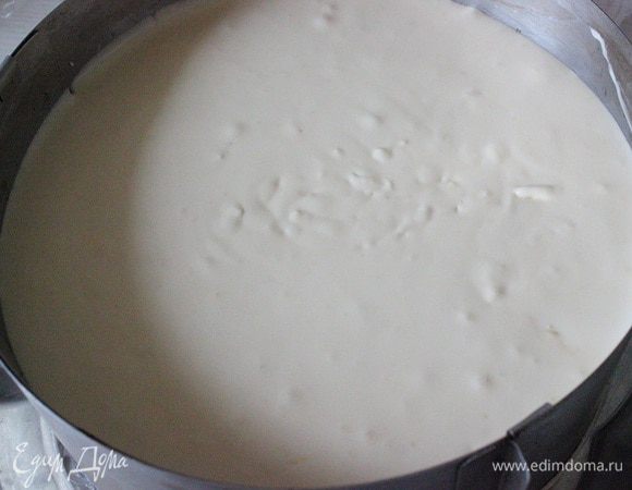 Выложить мусс сверху застывшего мусса из белого шоколада.