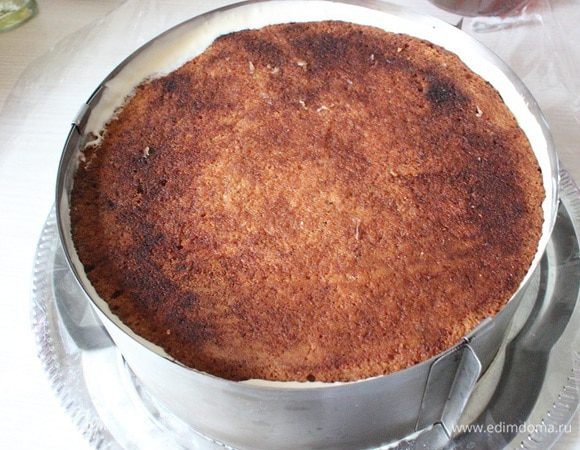 Сверху уложить бисквит и