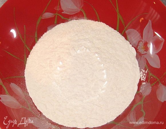 Муку просеять, добавить разрыхлитель и сахар. Все перемешать. 