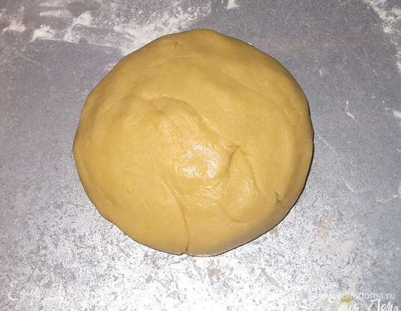 Замесить тесто и разделить на две части. 