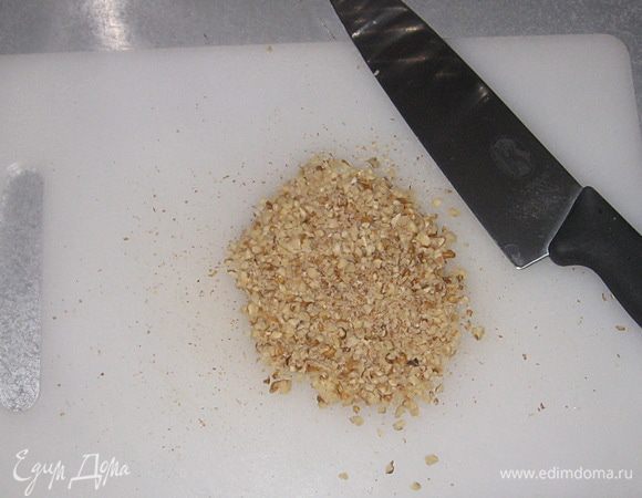 Грецкие орехи мелко нарезать. 