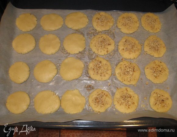 Остальные 12 штук посыпать орешками.