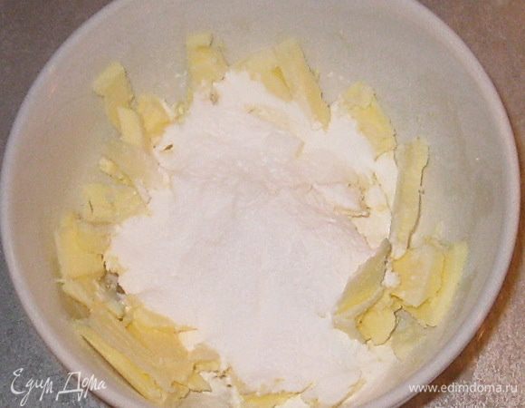 Добавить сахарную пудру.