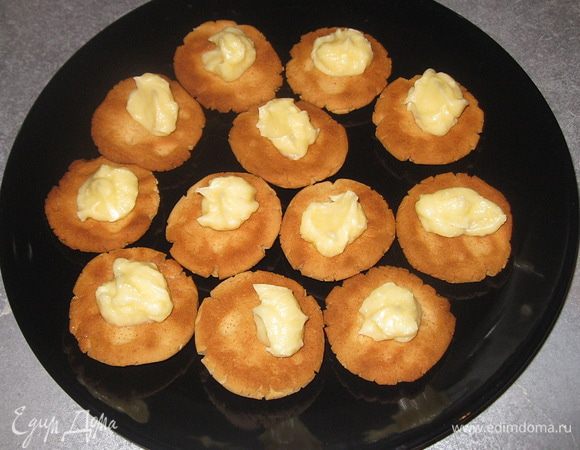 Смазать начинкой.